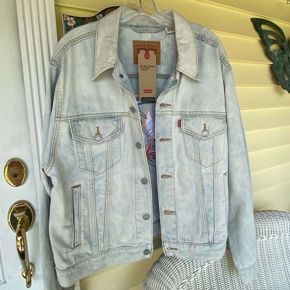 Levi's Light Blue Ex-Boyfriend Trucker Jacket- Floral Print on Back. NWT XL